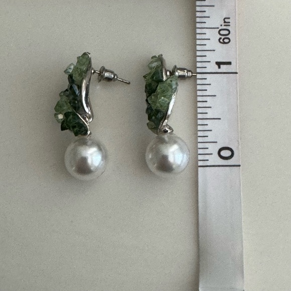 Elegant Pearl and Green Drop Earrings - Picture 4 of 5
